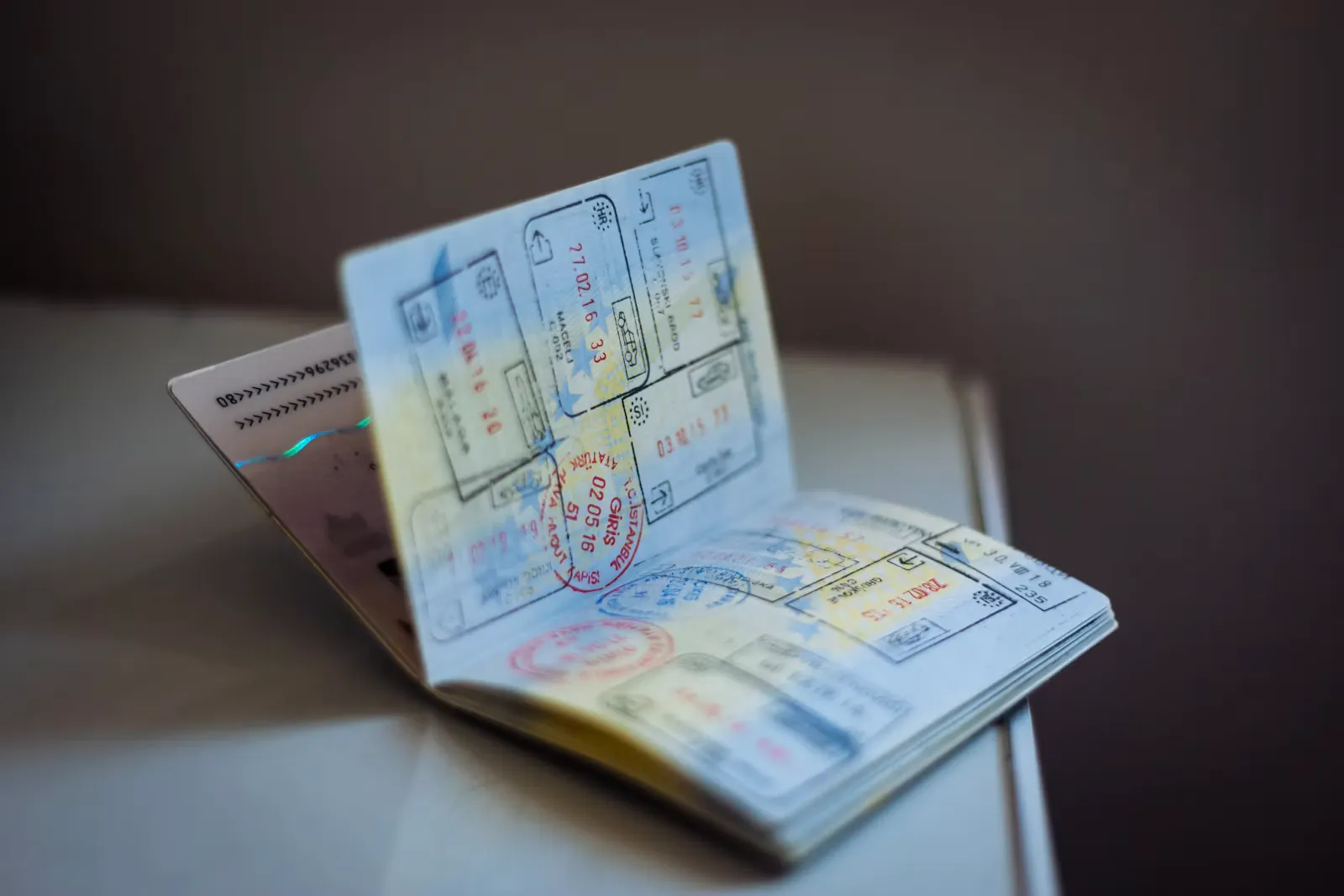 Aufgeschlagener Reisepass mit vielen Einreisestempeln auf einem Tisch