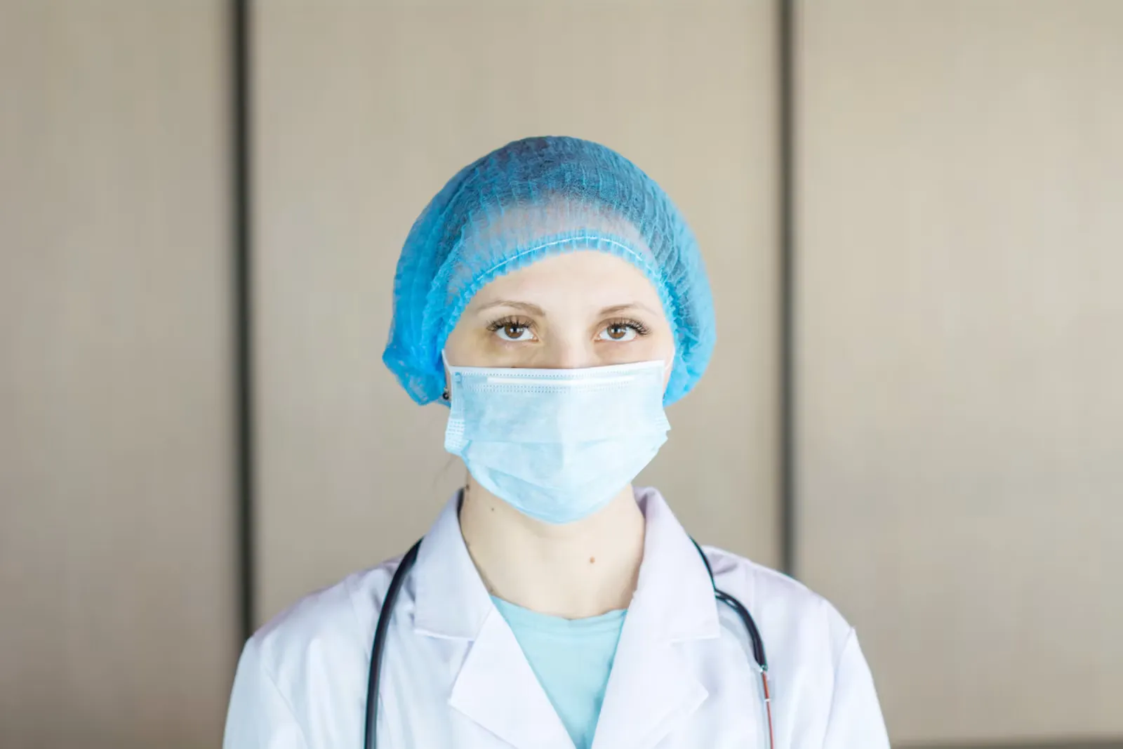 Ärztin mit blauer chirurgischer Maske