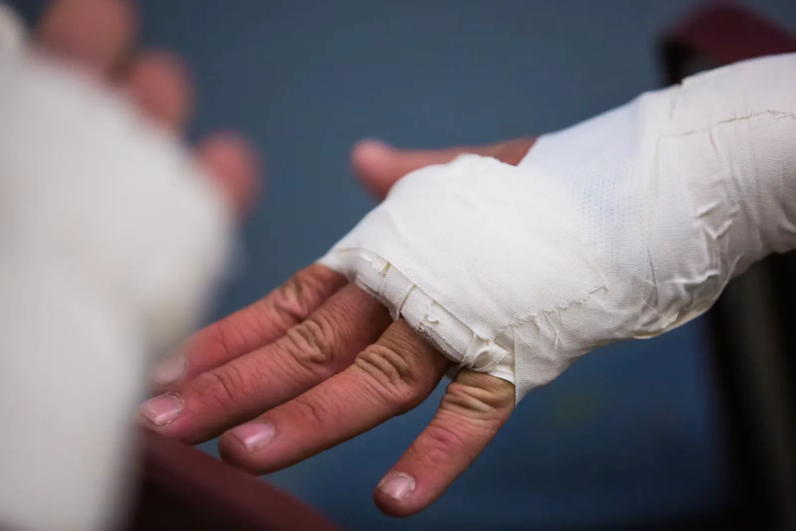 Hand mit einem weißen Verband