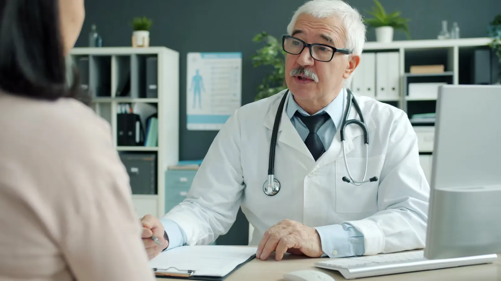 Arzt im Gespräch mit einer Patientin im Sprechzimmer, typische Situation im Praktikumsalltag