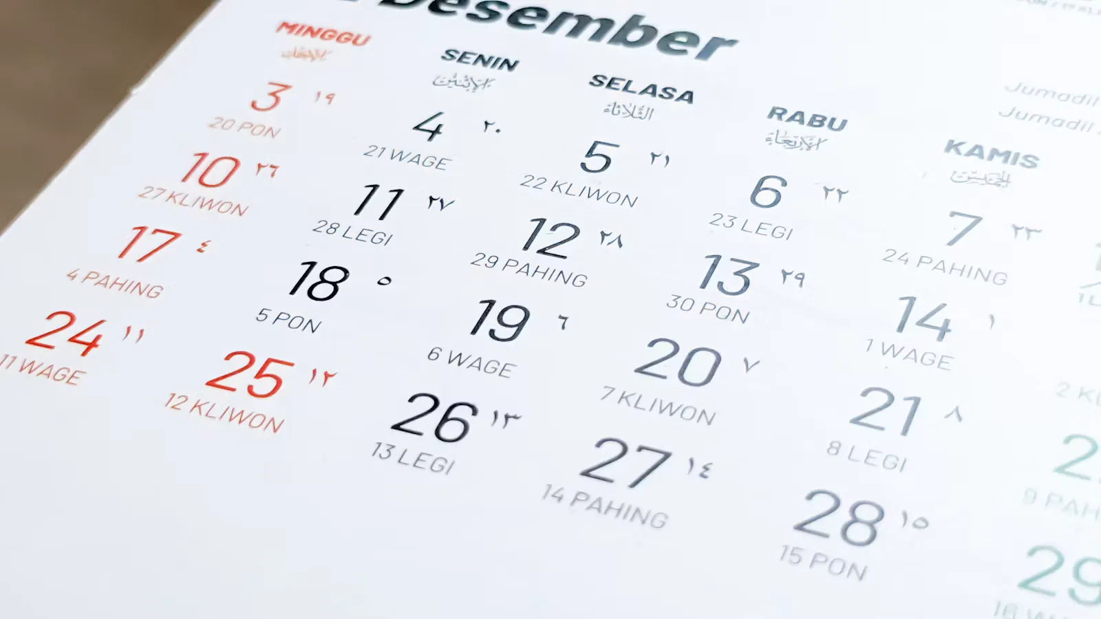 Indonesischer Wandkalender mit dem Monat Dezember, Symbolbild für die Planung der Hausarztfamulatur und der Famulatur im Ausland
